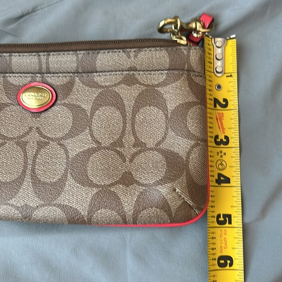Coach Wristlet 🌺 - Picture 10 of 10